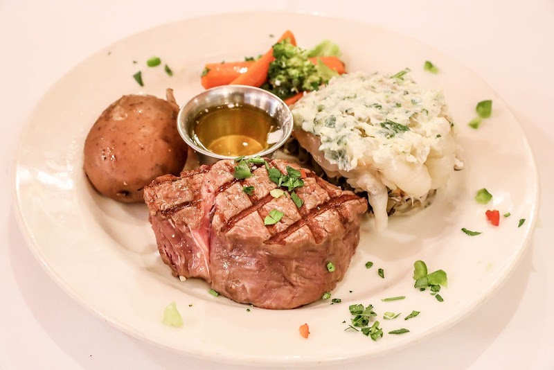 Cap's Oak Street Bar & Grill