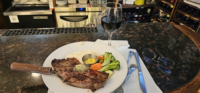 Cap's Oak Street Bar & Grill