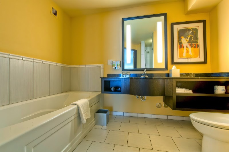 The Maxwell Hotel & Pineapple Bistro & Bar