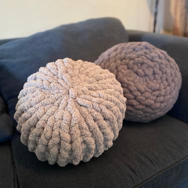 A HandKnit Chunky Pillow experience project by Yaymaker