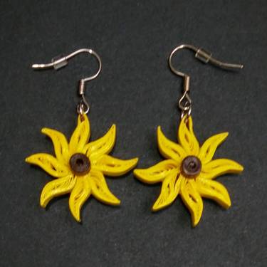 A Paper Quilling  Sunflower Earrings experience project by Yaymaker