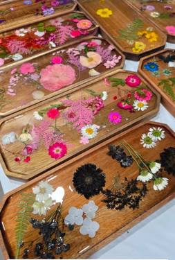 A Charcuterie Boards With Resin  Pressed Flower experience project by Yaymaker