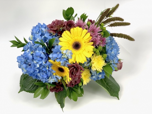 A Seasonal Fresh Floral Centerpiece Arrangement 5 flower workshop project by Yaymaker